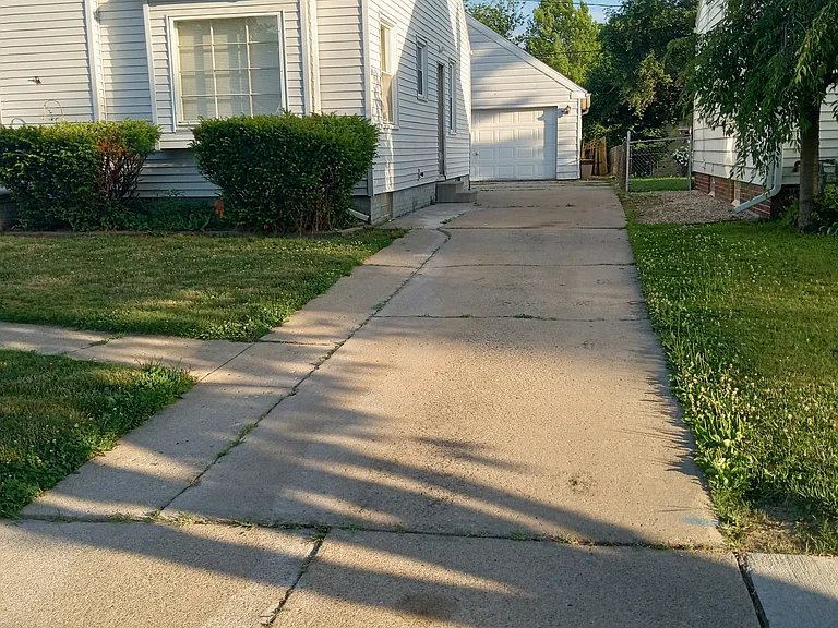 715 Southover Rd — Photo 3