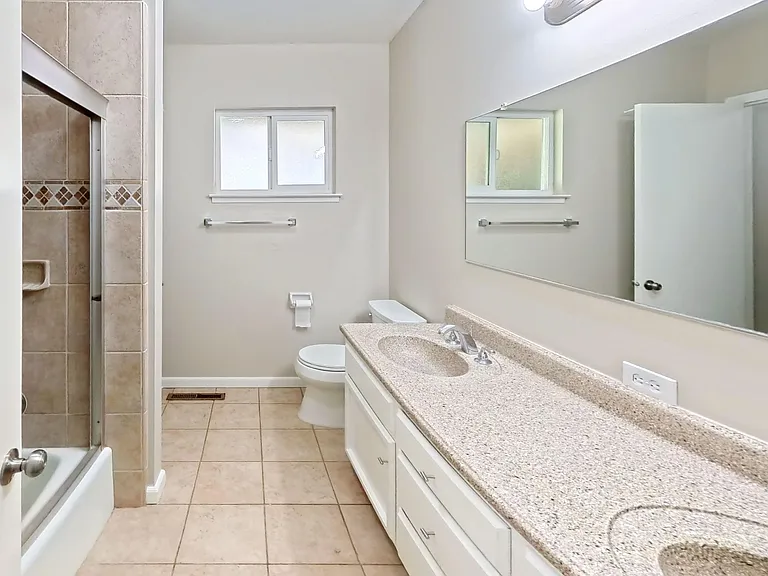 2209 E Palo Alto Ave — Photo 2