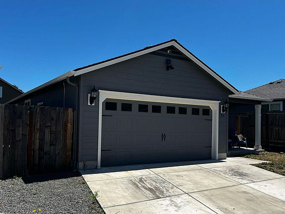 3rd image of 816 Nicholas Lee Dr