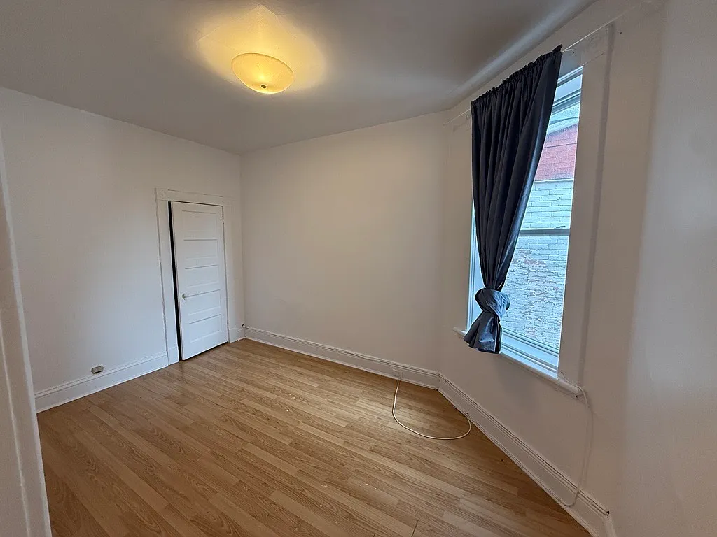 3 bed, 1250 sqft, $1,995 — Photo 3