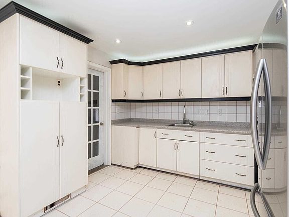 4th image of 15 Golding Ave