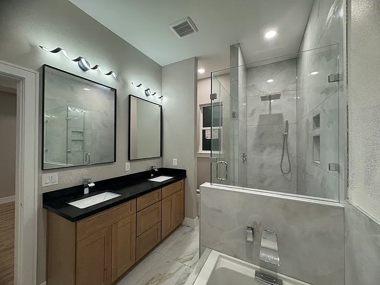 Primary En-Suite Bathroom