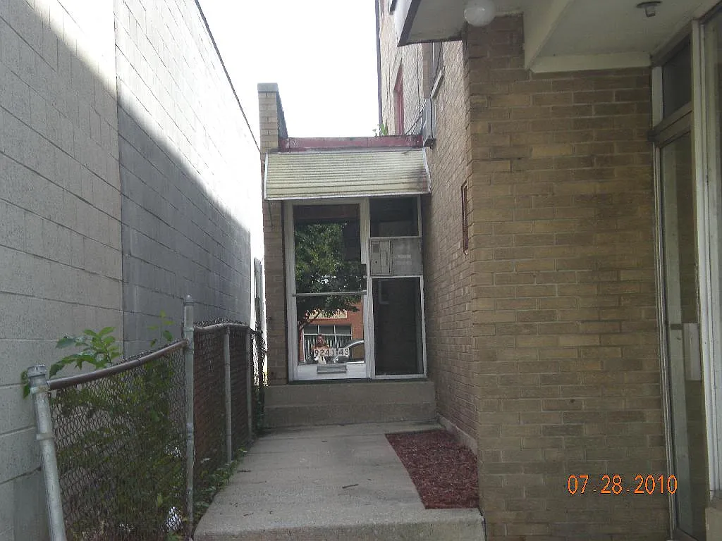 Pill Hill: apartments, free heat, appliances included — Photo 2