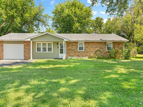 1904 S Village Lane, Bolivar, MO 65613