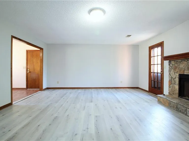 585 Wayside Dr — Photo 5