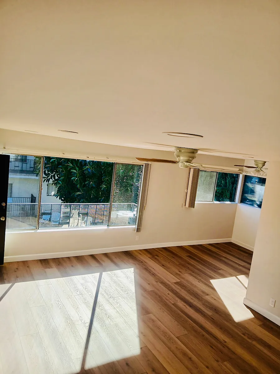 Building Photo - San Souci