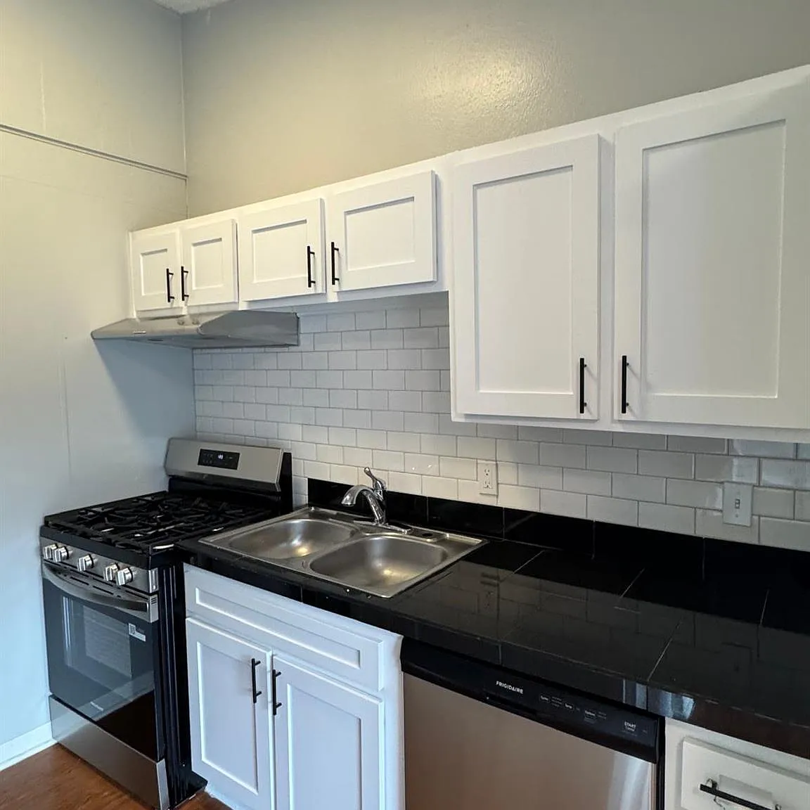 2 bed, 1.0 bath, 2800 sqft, $1,295 — Photo 3