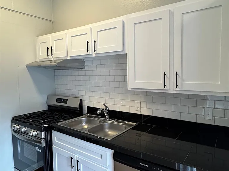 608 W 51st St #104 — Photo 2