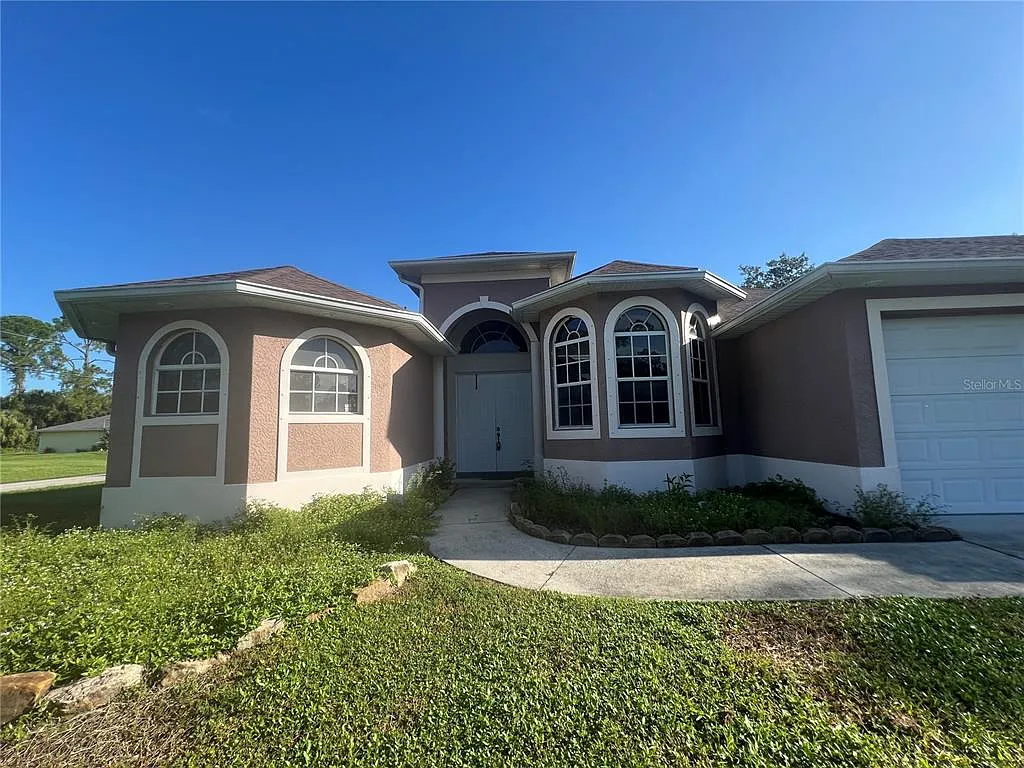 3 bed, 2.0 bath, 2173 sqft, $2,100 — Photo 2
