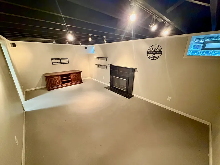 1561 Maywood Rd — Photo 15