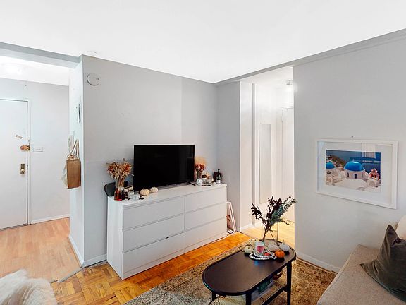 3rd image of 165 Christopher St APT Lo