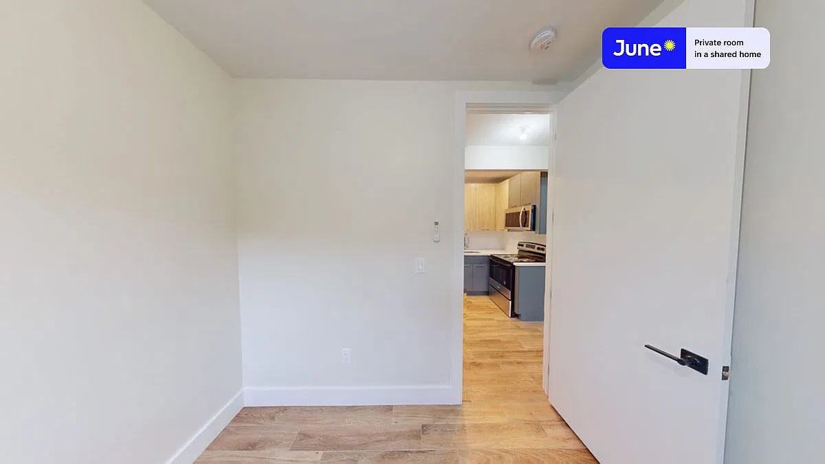 Full bedroom in 3 bed/2 bath home in Crown Heights #1833 A — Photo 3
