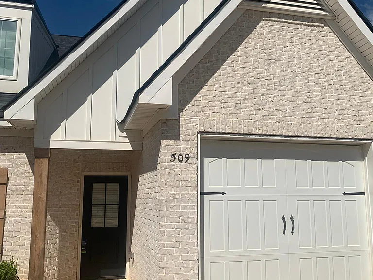 509 Cloverdale Dr — Photo 2