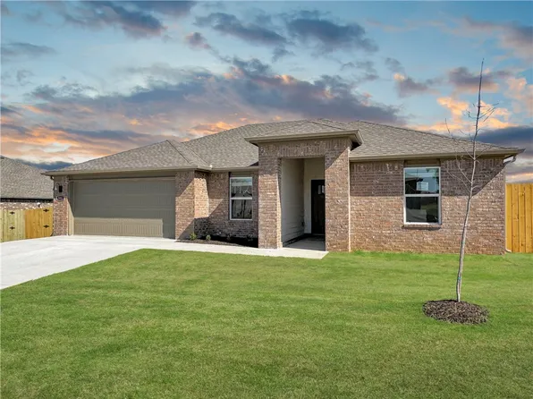 992 Emerald St, Prairie Grove, AR 72753