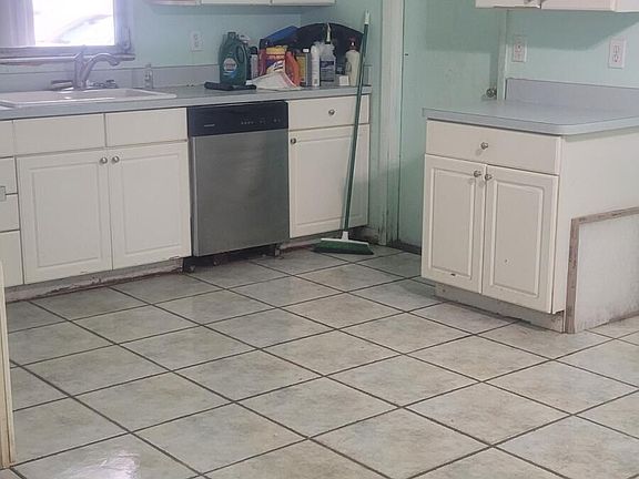 4th image of 2431 Lakeview Dr