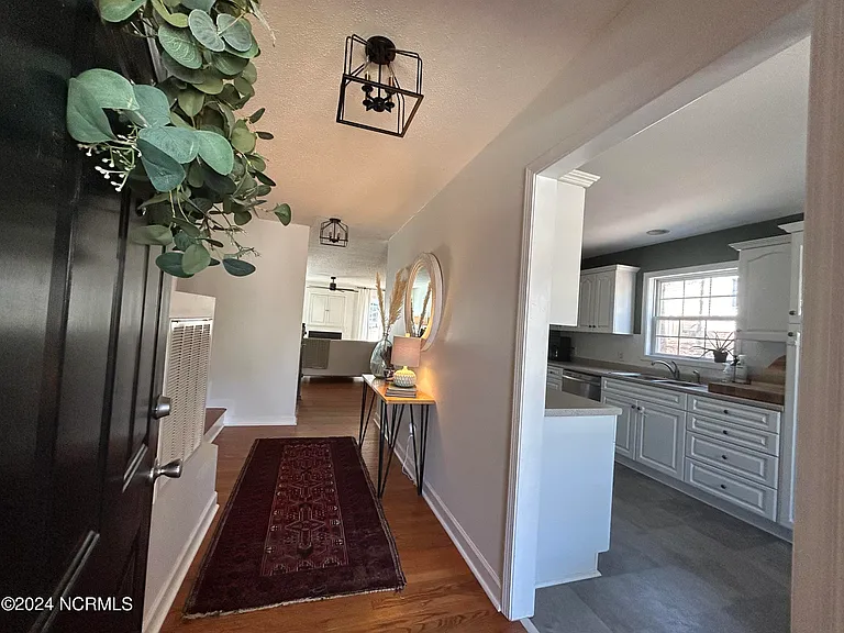 295 Sandhills Cir — Photo 2