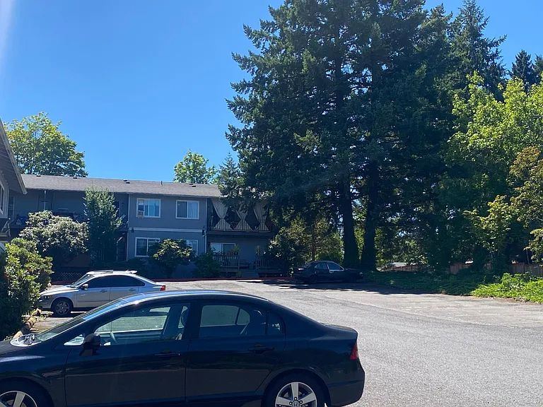 Parkwood Court Apartments — Photo 15