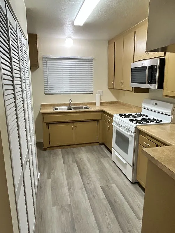 660 E Lee Pl — Photo 4
