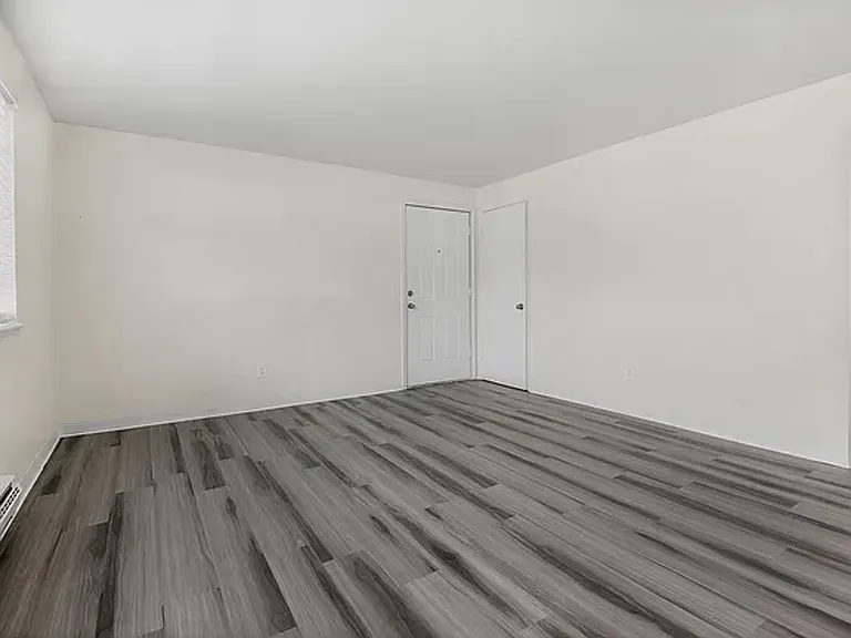 Esquire Apartments — Photo 14
