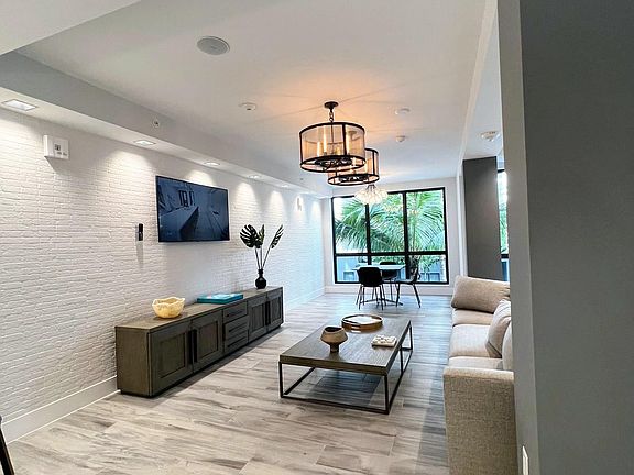 5th image of 250 E 4th Ave #113