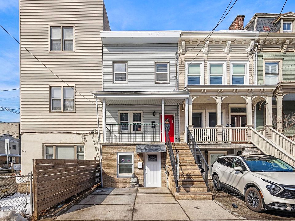 1st image of 961A Summit Ave