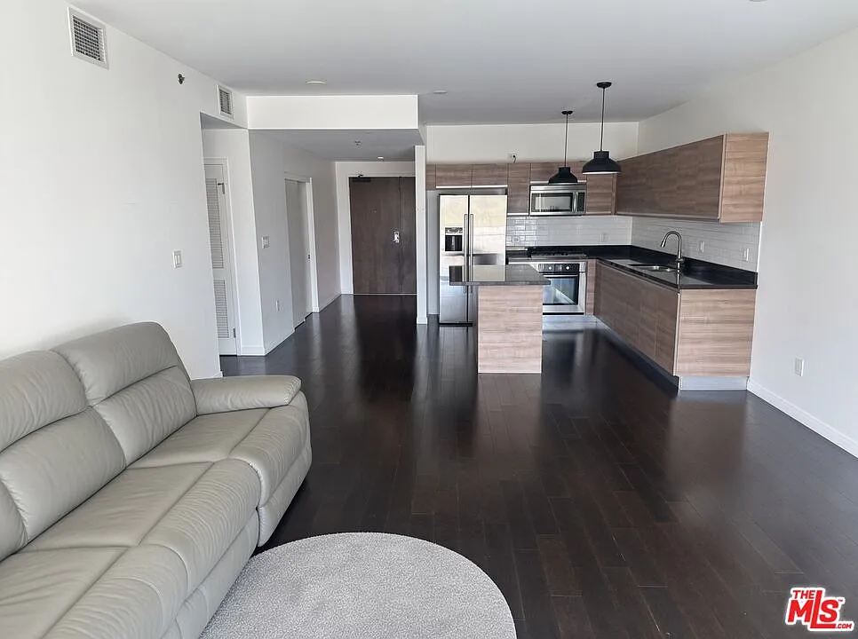 2 bed, 2.0 bath, 1390 sqft, $3,950 — Photo 4