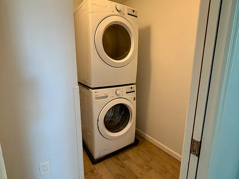 1FL Suite - Laundry Room