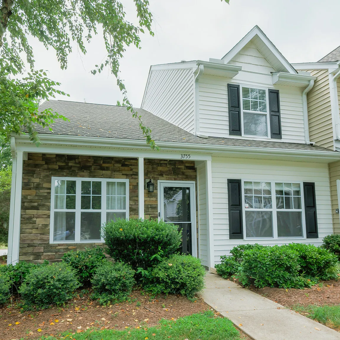3 bed, 2.5 bath, 1319 sqft, $2,200 — Photo 2