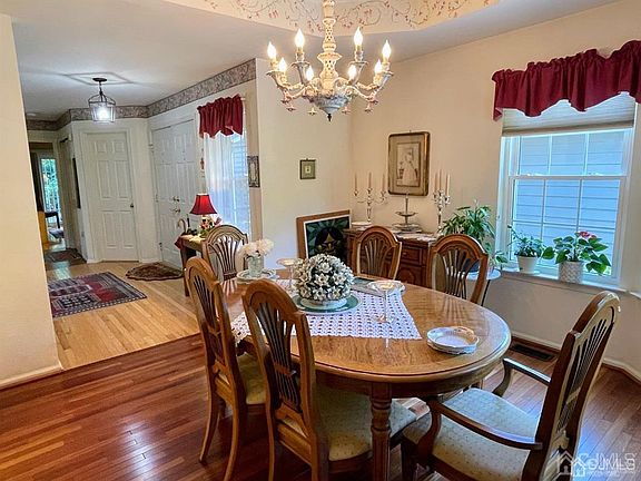 4th image of 19 Shinnecock Ct