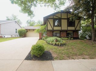 1061 Treetop Trail Dr, Ballwin, MO 63021