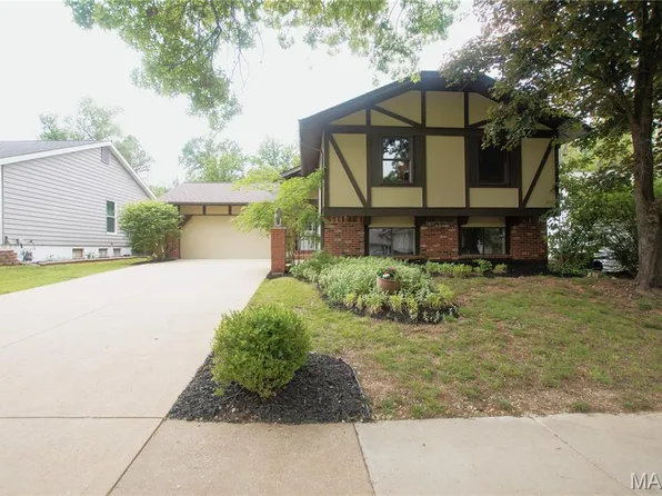 1061 Treetop Trail Dr, Ballwin, MO 63021