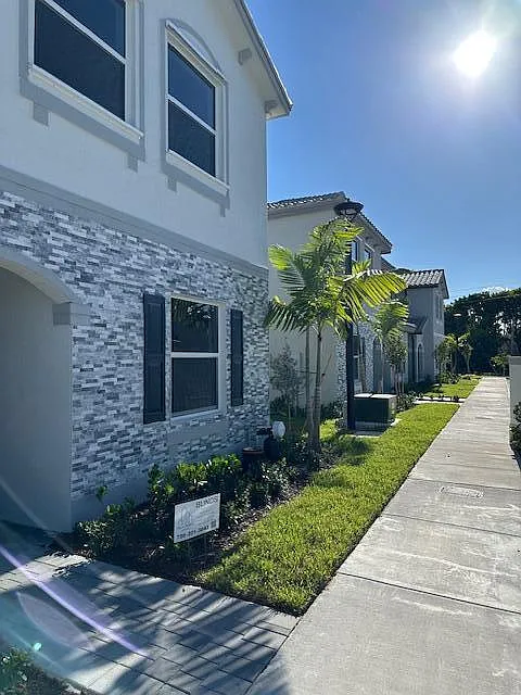 3 bed, 2.5 bath, 1330 sqft, $2,500 — Photo 2
