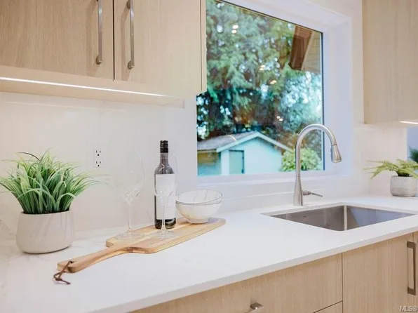 5180 Rutli Meadows Pl, Saanich, BC V8Y 1X6