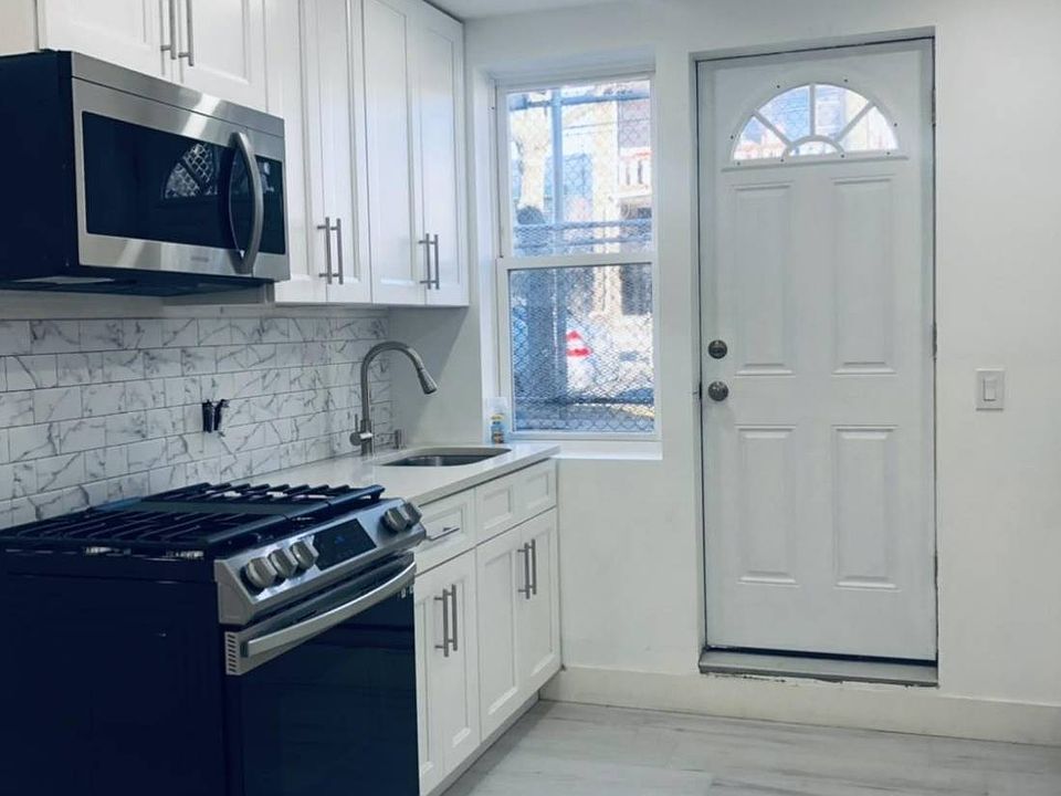 1st image of 3701 Nautilus Ave Floor 1
