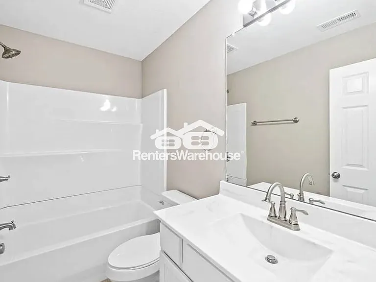 104 E Sycamore St — Photo 20