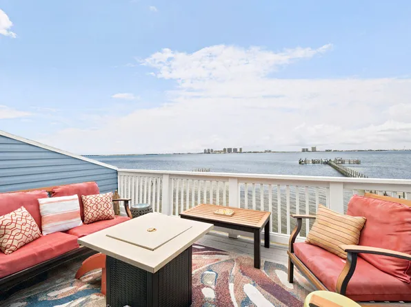 1818 Sea Pines Ln, Navarre, FL 32566
