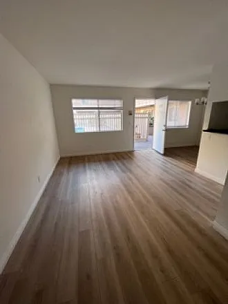 555 E Olive Ave — Photo 18