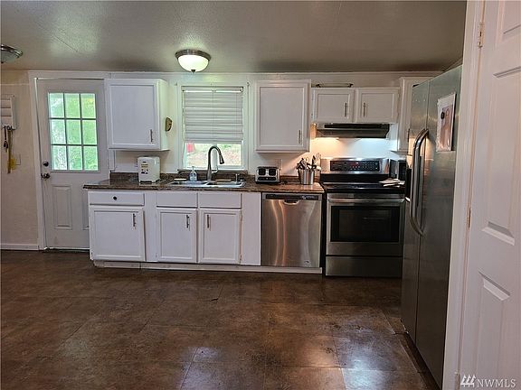 4th image of 70 NE Woodview Ln