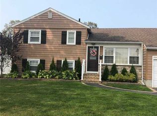3569 Manhasset St, Seaford, NY 11783