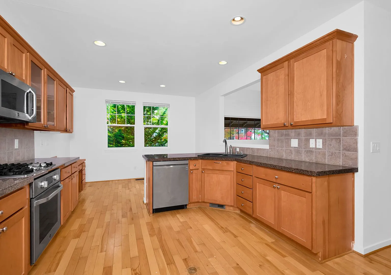Corner Unit Issaquah Highlands 3 Bedroom Townhouse 2 car Garage — Photo 3