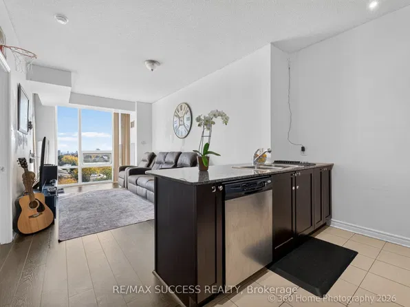 3525 Kariya Dr Unit 812, Mississauga, ON L5B 0C2