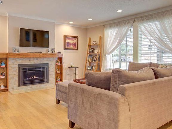 4th image of 1052 NE Thomas St
