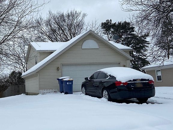3rd image of 858 Everglade Dr SE