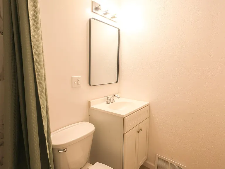 755 W 13th St — Photo 14