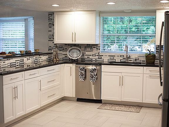 Kitchen w island bar seating