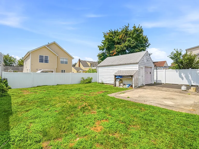 8-34 Henderson Blvd — Photo 18