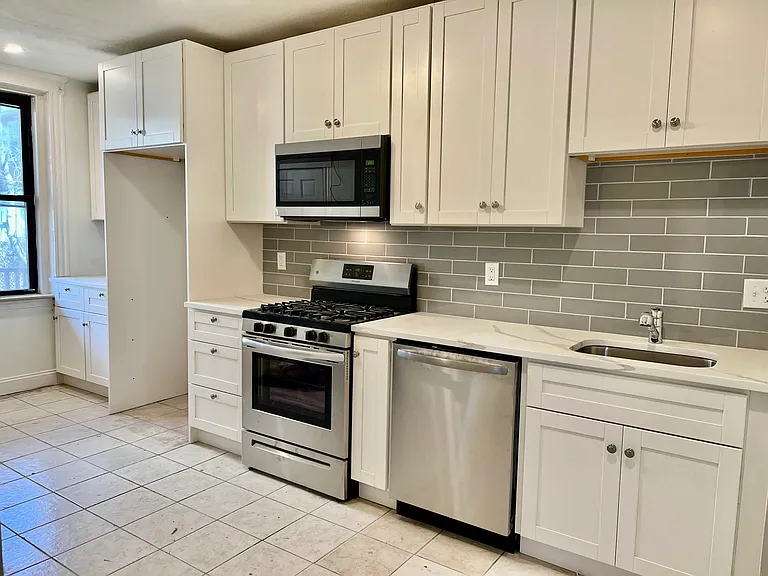48 Endicott St #2R — Photo 4