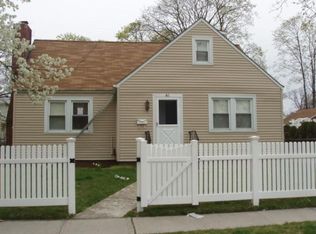 41 Woodside Ave, Freeport, NY 11520