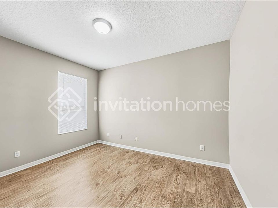 1st image of 305 Oak Springs Dr