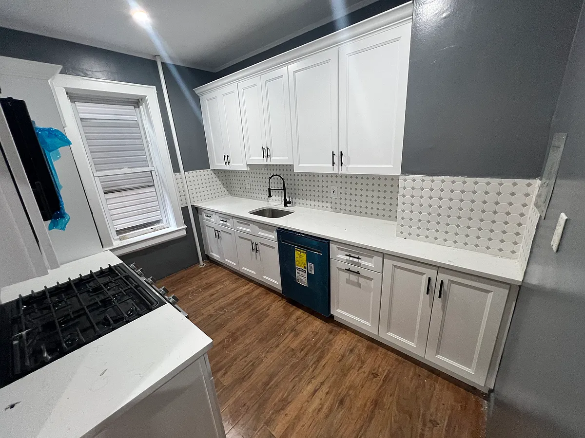 Building Photo - 153 Roosevelt Ave #1B